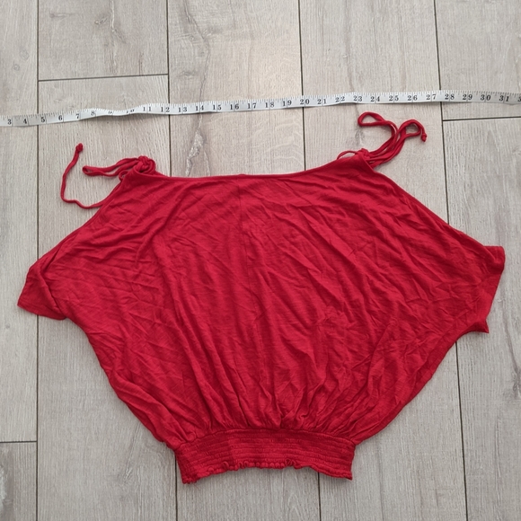 Red cold shoulder crop top Size Medium - Picture 5 of 7